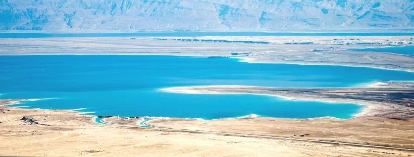 Paysage d’Arabie Saoudite avec des eaux turquoise entourées de montagnes