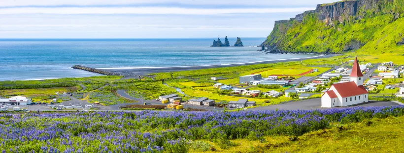 Paysage de la ville de Reynisdrangar avec sa plage de sable noir