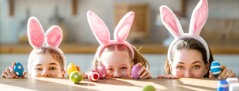 Une mère et sa fille déguisées en lapin pour Pâques