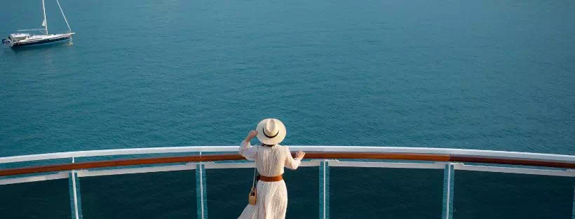 femme sur un bateau de croisière