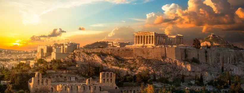 Vue sur l'Acropole à Athènes avec le coucher du soleil