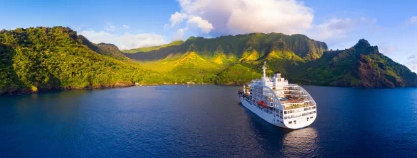 Le Aranui 5 naviguant vers l'île de Tahuata dans les Marquises