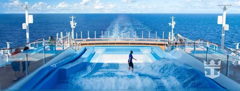 La piscine géante du paquebot Anthem of the Seas 