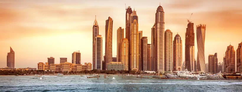 La ville de Dubaï et ses gratte-ciel vu depuis le golfe persique