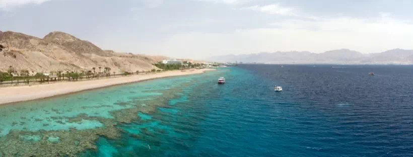 Les côtes de l'Arabie Saoudite et la mer Rouge, ses eaux bleues et des bateaux