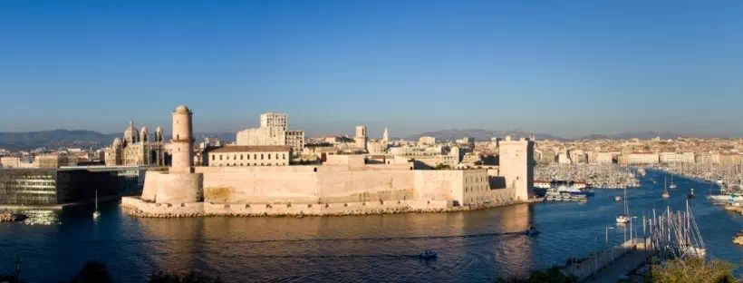 L'entrée du port de Marseille et ses murs baignés dans la lumière du soleil