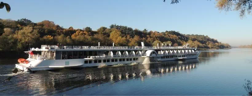 Le MS Loire Princesse naviguant sur la Loire avec sa roue à eau