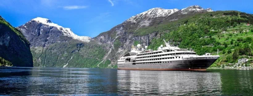 Le Jacques Cartier naviguant dans un fjord à Geiranger