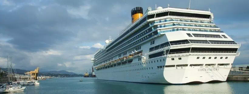 Le bateau de croisière Fortuna est amarré au port de Savone