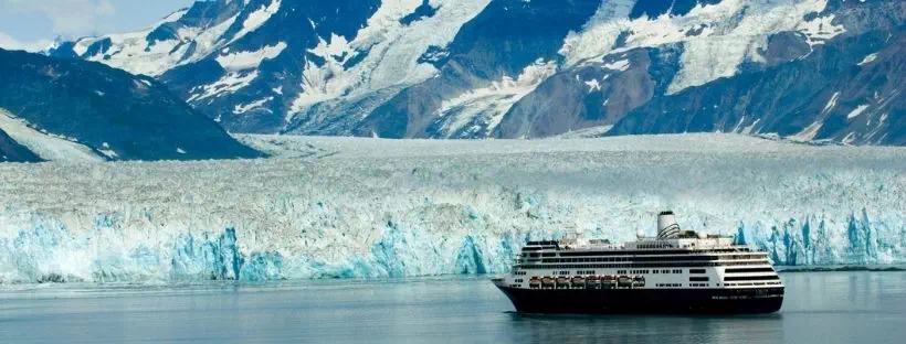 Bateau de croisière voguant entre les glaciers en Alaska