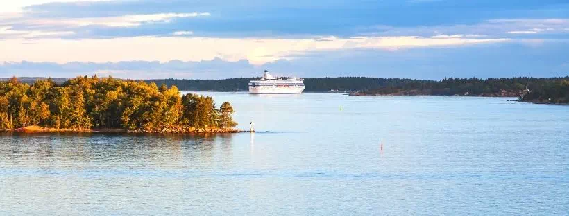 Un bateau de croisière en arrière plan sur la mer baltique