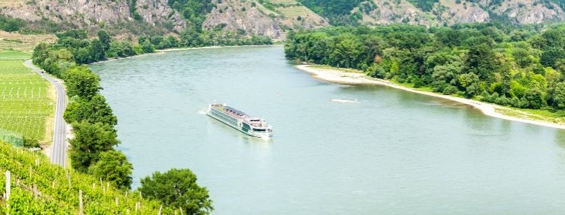 Vue sur le fleuve du Danube avec bateau