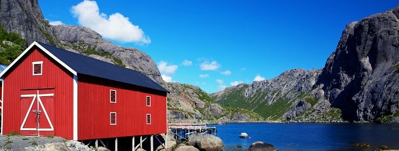 Cabane rouge typique dans les fjords de Norvege