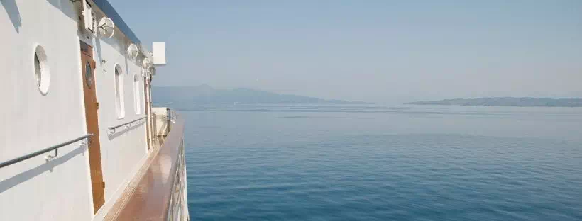 Vue du ponton du bateau de croisière sur la mer Méditerranée et les côte Italienne