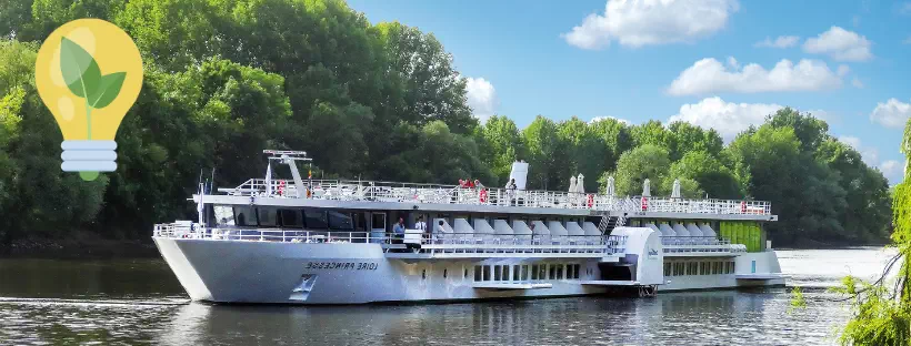 femme regardant l'horizon à bord d'un bateau naviguant sur l'eau, face au couché de soleil