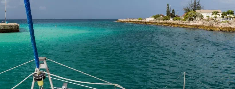 Vue depuis l'avant d'un bateau sur la mer