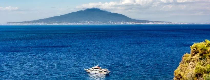 La mer Méditerranée et la Sicile à l'horizon, un bateau navigue sur l'eau