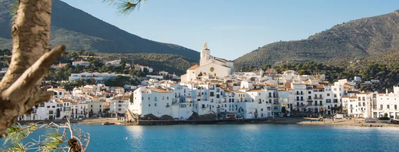 village au bord de la mer mediterranee