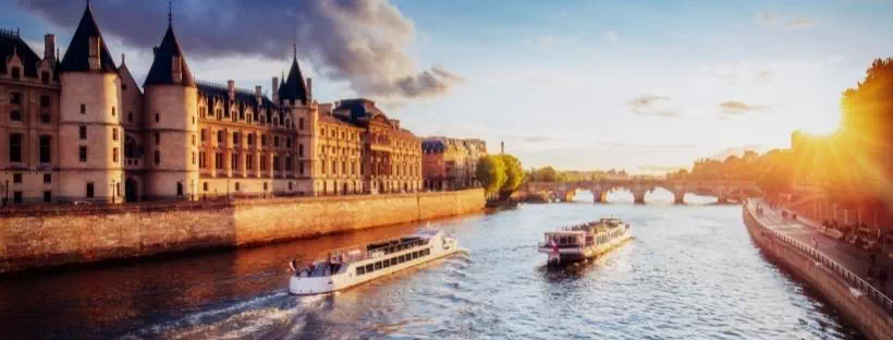 Paysage au soleil couchant d'un bateau fluvial