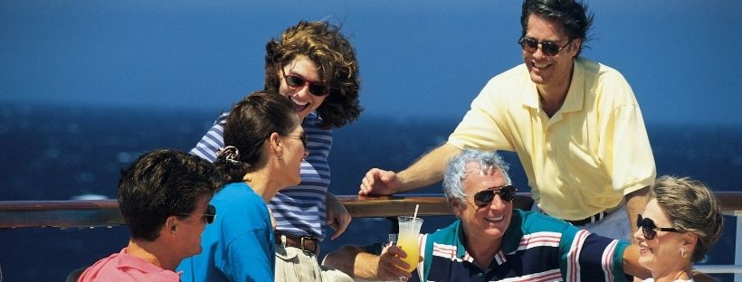 Plusieurs personnes sur le pont d'un bateau qui prennent du bon temps lors d'une discussion