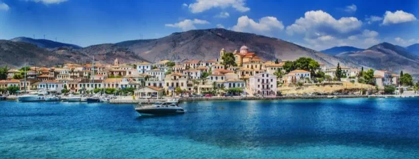 Un bateau de croisière dans la mer Méditerranée sur la côte Amalfitaine 