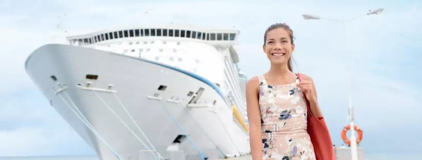 Fille avec paquebot de croisière derrière elle