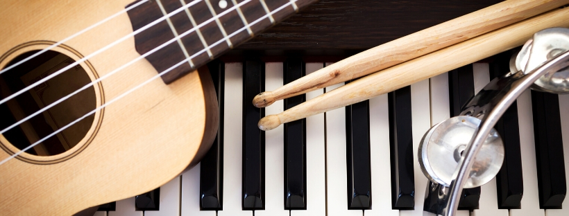 Guitare, piano, baguettes de tambour 