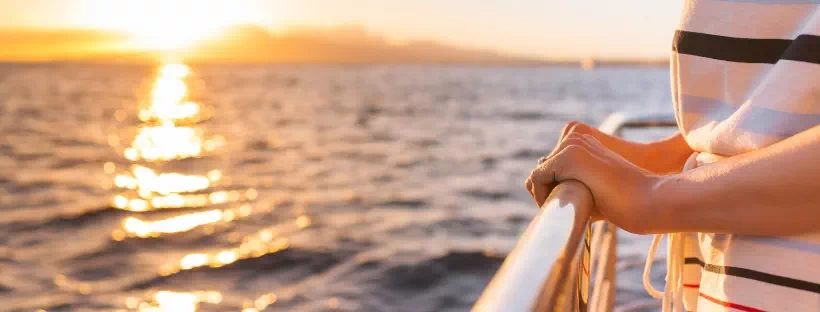 Personne tenant la barre sur balcon bateau