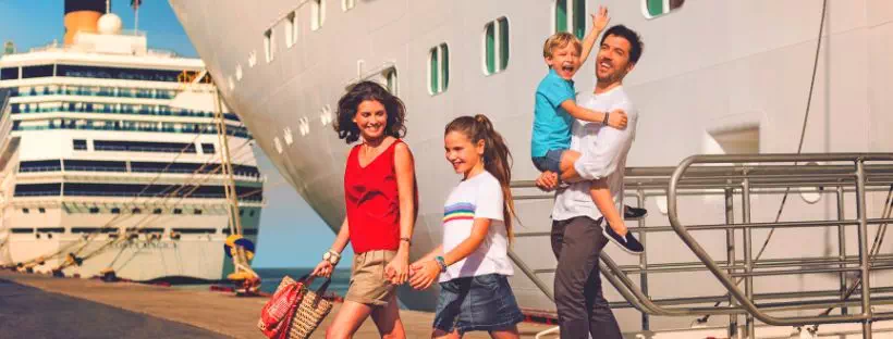 famille qui débarque d'un bateau de croisière