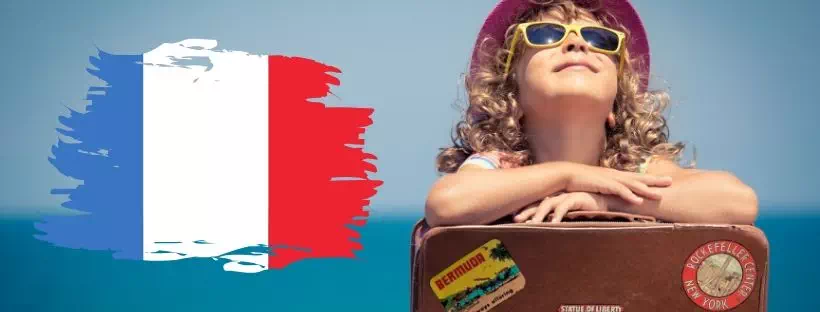 Drapeau français et fille prenant le soleil en croisière