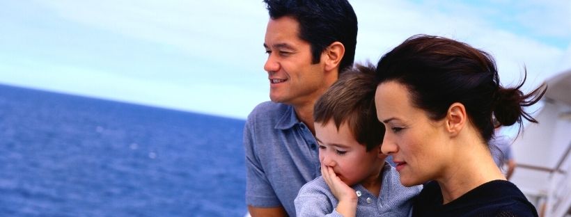 Famille regardant la mer sur un bateau de croisiere