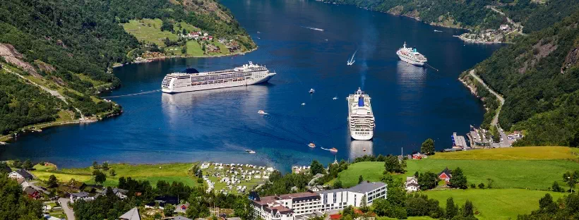 Vue en hauteur sur un fjord en Norvège avec bateaux de croisière naviguant