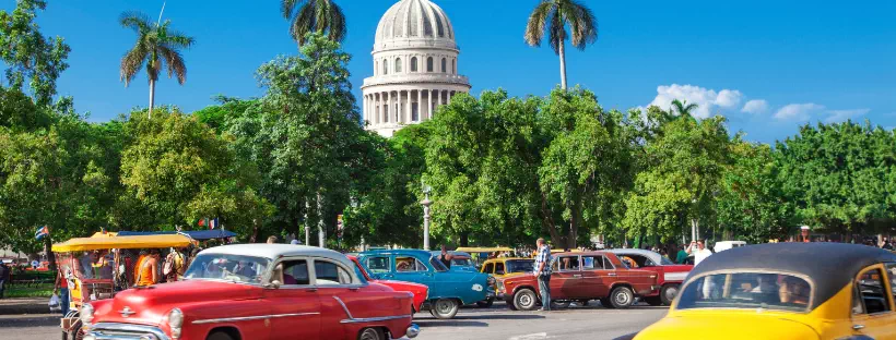 Voiture dans la ville de La Havane à Cuba