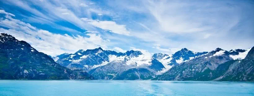 Vue d'un glacier depuis la mer en Alaska