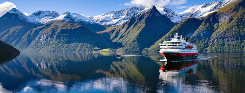 Bateau Hurtigruten dans les fjords de Norvège 