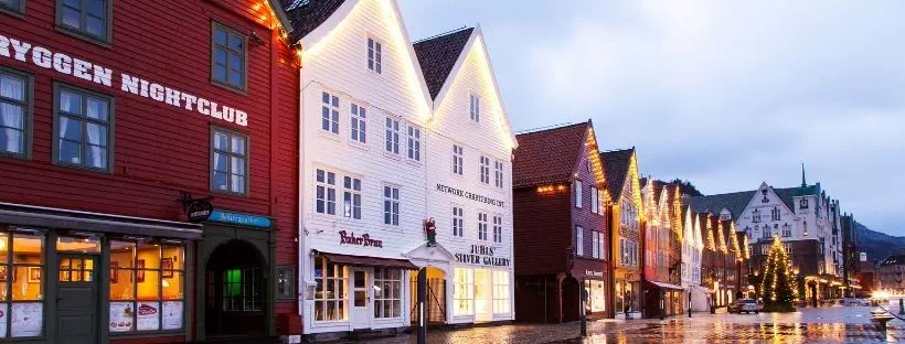 Vue d'une rue avec des maisons colorées en Norvège