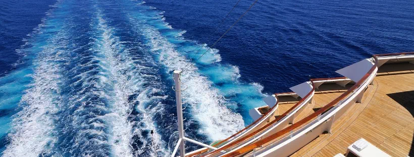 Vue sur arrière d'un bateau de croisière naviguant 