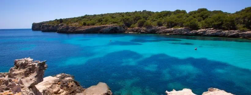 Vue sur la mer Méditerranée avec habitations