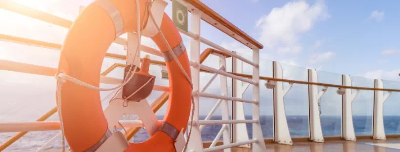 Bouée orange sur pont d'un bateau