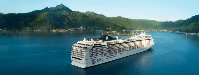 Le MSC Magnifica voguant dans une nature luxuriante 