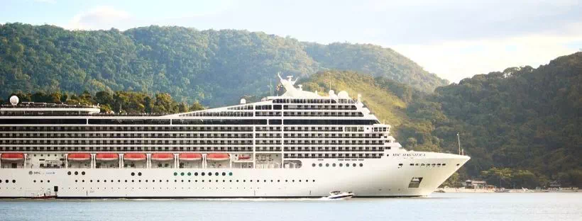 Vue depuis la mer d'un bateau amarré dans un paysage paradisiaque