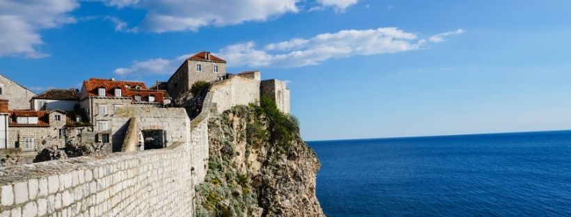 Murs de Dubrovnik et mer en Croatie