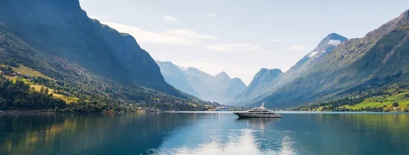 Vue sur nordfjord avec lac, yacht naviguant et montagnes