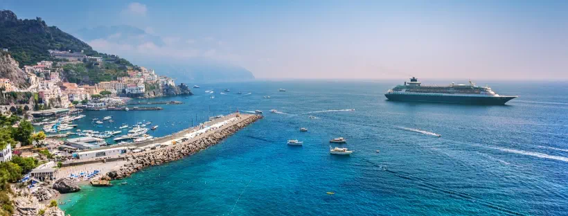 Vue aérienne sur bord de mer, avec bateau de croisière naviguant