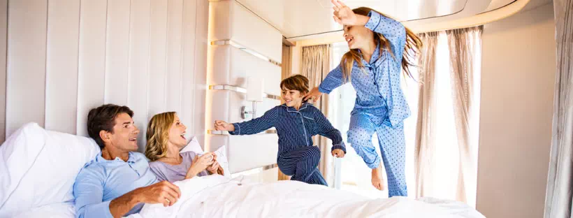 famille dans une cabine qui s'amuse ensemble