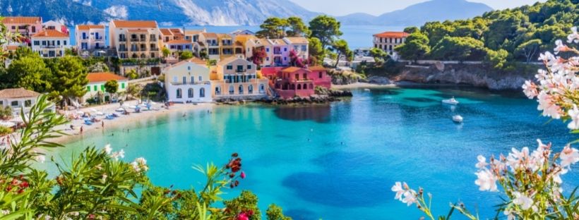 Un paysage sur les eaux de Céphalonie en Grèce avec ses maisons colorées