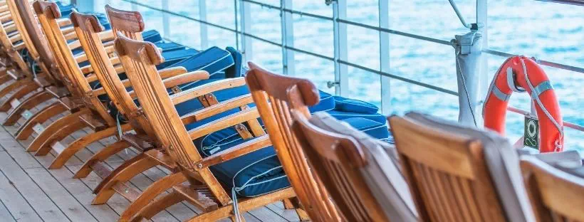 Des chaises vides face à la mer sur le pont du bateau de croisière