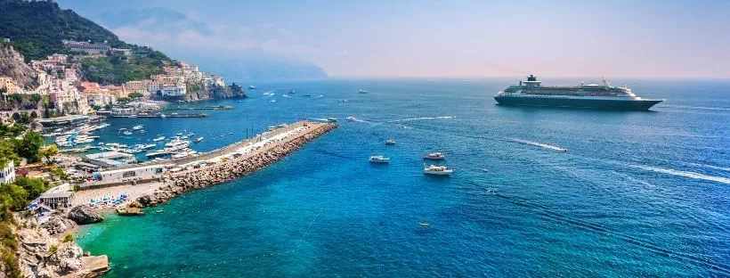 Un bateau de croisière dans la mer Méditerranée 