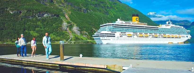 Le navire Costa Croisières dans les fjords de Norvège