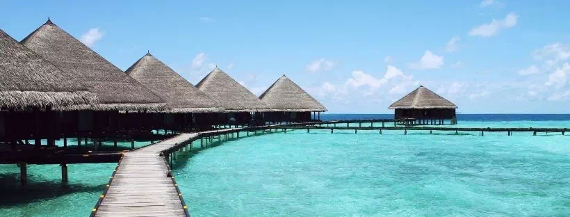 Vue sur pilotis en pleine mer à Tahiti